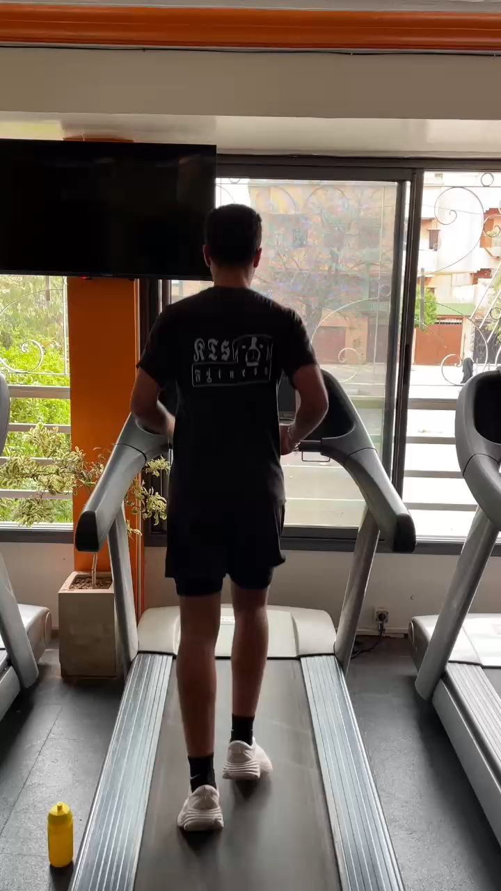 First frame of the original running video, with fine hip, knee and ankle annotations.
